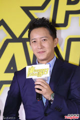 组图：韩庚定制手机热卖 西装谢歌迷全程笑容