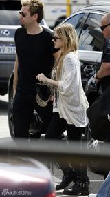 组图：艾薇儿与未婚夫黑白配 豹纹潮装内衣带滑落