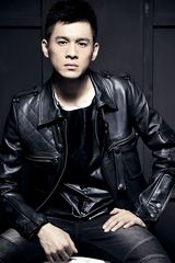 组图：乔振宇最新写真曝光 机车服熟男风范