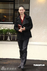 幻灯图：吴建豪小平头亮相 坦陈公司员工涉毒问题