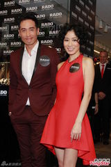 组图：佘诗曼暴瘦露肉秀美背 不慎露隐形内衣