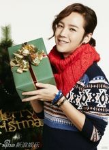 组图：张根硕圣诞写真变身浪漫情人 大秀额头卖萌