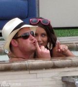 组图：哈里王子再搞泳池派对 泳装美女如云