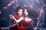 组图：潘霜霜化身水中精灵 渲染烈红色祝福爱情