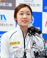 组图：金妍儿返韩引媒体蜂拥 亮相记者会卖萌