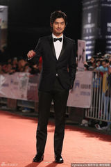 组图：金钟红毯陈柏霖亮相 笑容满面引粉丝尖叫