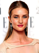 高清图：罗茜-汉丁顿-惠特莉性感裸色礼服亮相