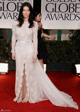 组图：第69届金球奖红毯杰西卡-贝尔高开衩蕾丝裙