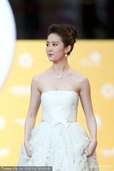 组图：刘亦菲抹胸裙仙气足 奔放张大口招呼影迷