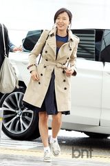 组图：全度妍启程赴伦敦看秀 风衣休闲装亲和