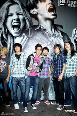 组图：柯有纶为服装助阵演出 透露新专辑12月发行