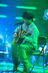 组图：《好歌曲》杨坤单膝跪地求歌