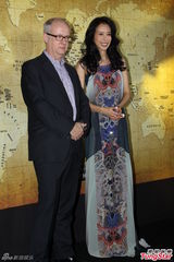 组图：莫文蔚忙事业无暇生子 性感吊带长裙美艳