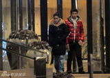 幻灯图：周杰红色棉服分外显眼 约女伴共进浪漫晚餐 