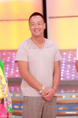 幻灯图：曾志伟五彩现身《奖门人》 王喜秀肌肉 