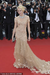 组图：娜奥米-瓦茨戛纳走秀 裸色纱裙妩媚动人