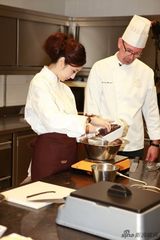 组图：吴佩慈受邀远赴比利时 探访巧克力王国