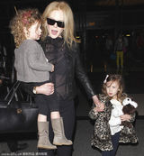 组图：基德曼黑色皮衣亮相 怀中小女儿萌样可爱