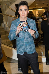 组图：翟天临出席时尚活动展英伦型男气质