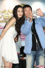 组图：林依晨露肩长裙亮相 宅男宅女争相合影