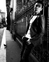 组图：陆毅米兰秋季街拍 绅士造型展熟男魅力