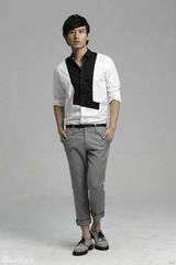 组图：成毅独特气质写真 阳光帅气十足