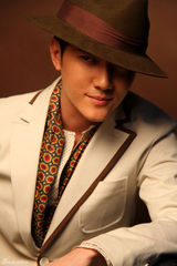 组图：冯绍峰封面花絮帅气迷人