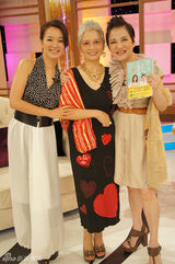 组图：阿雅宣传新书 柳妈妈站台助阵催“生养”