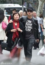 组图：潘玮柏上海行孝 陪母亲逛街吃饭