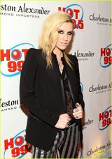 组图：钱妞Ke$ha深V黄金战衣开唱 劈叉狂野摸大腿