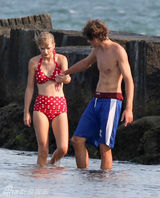 组图：泰勒与男友海滩牵手 波点泳装保守