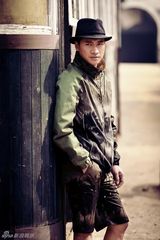 组图：何晟铭户外运动写真 展时尚休闲风范