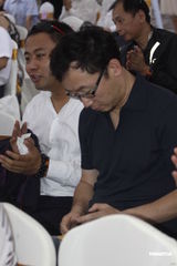 组图：陆川冒雨签约 尤小刚童心未泯无聊咬手