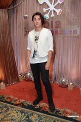 组图：郑伊健古天乐等众星亮相TVB颁奖礼