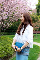 高清组图：韩雪春日街拍 裙装搭配蓝色信封包