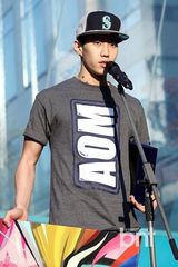 组图：朴宰范任B-boy大使 臂部纹身抢眼