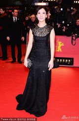 组图：女星西贝尔-凯基莉自撩裙摆力保优雅