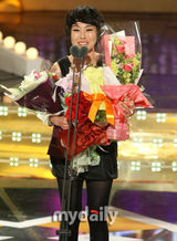 幻灯图：众星出席2009KBS电视台演艺大奖颁奖礼