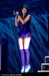 组图：帅气比伯背巨型翅膀 天使造型从天而降