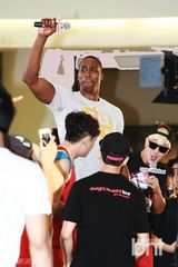 组图：NBA球星霍华德访韩跳马舞与谐星搞笑互动