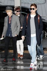 组图：SHINee潮装现身机场赴台参加音乐节目
