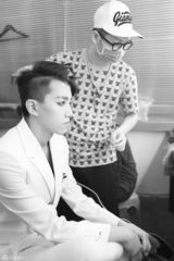 组图：快男热血复活赛 范世琦对抗居来提