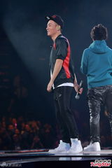 组图：古惑仔五子开唱显本色 伊健小春示爱太太