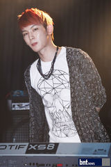 组图：韩国新人组合LED Apple举办首场单独演唱会