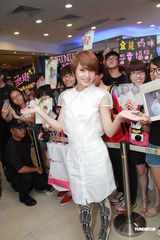 组图：杨丞琳香港会粉丝 预告年底进驻红馆