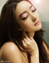 组图：徐孝琳巴厘岛拍时尚写真 古铜肤色性感魅惑