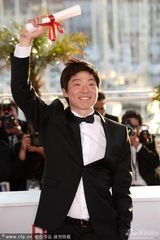 组图：戛纳电影节闭幕 影人后台欢庆获奖