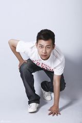 高清图：张译写真求突破 搞怪耍帅大拼盘