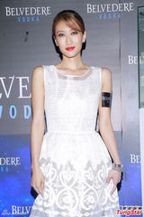 组图：谢婷婷夜店扮清纯 白纱背心裙秀玉腿