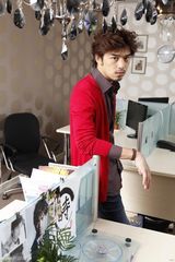 高清图：陈柏霖公司内开秀 示范办公室穿衣